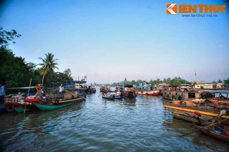 Ở vùng nước trung tâm thị xã từng tồn tại chợ nổi Ngã Bảy, còn gọi là chợ nổi Phụng Hiệp. Hình thành từ năm 1915 đây là thương hiệu du lịch nổi tiếng của vùng đồng bằng Sông Cửu Long một thời.