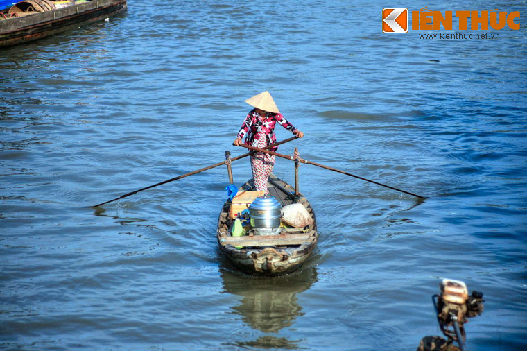 Xuồng là phương tiện di chuyển phổ biến trên các dòng kênh, tương tự như xe máy trên mặt đất.