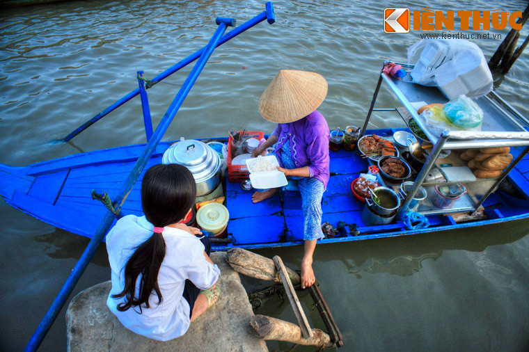 Không sầm uất như xưa, nhưng chợ nổi Ba Ngàn vẫn mang đậm bản sắc văn hóa địa phương, hàng hóa cũng đa dạng, phong phú, thu hút khá đông khách ghé thăm.