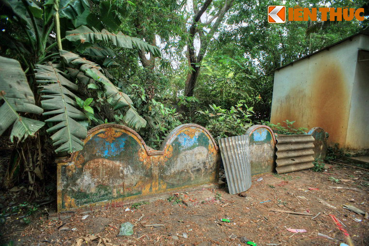 Một điều kỳ lạ khác ở chùa Dơi là phía sau chùa có những ngôi mộ dành cho heo 5 móng. Cạnh khu mộ còn có một khu chuồng nuôi heo 5 móng do các gia đình gửi tới chùa. Theo quan niệm của người Khmer, heo 5 móng là con vật “thành tinh”, có thể gây bất hạnh, lục đục cho gia đình.