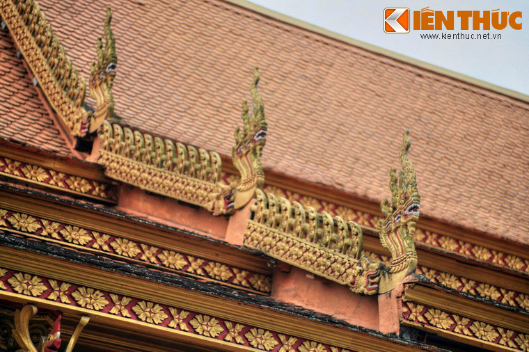 Góc mái chính điện được tạo hình Rắn thần Naga.