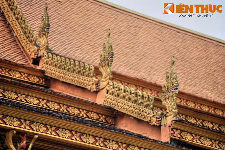 Góc mái chính điện được tạo hình Rắn thần Naga.