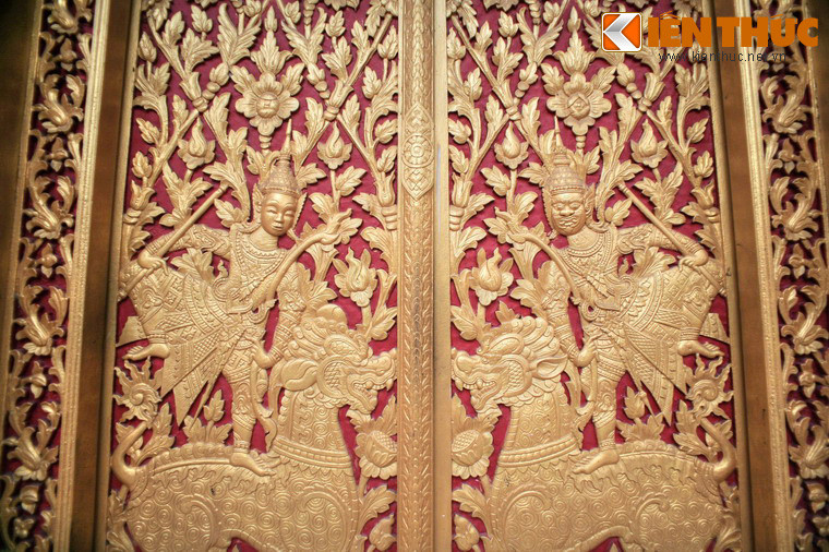 Chính điện có bốn cổng được làm bằng gỗ - nguyên thân gỗ xẻ, khắc cảnh giao đấu giữa hai nhân vật thiện – ác trên nền khung được trang trí hoa văn tinh xảo, thể hiện trình độ chạm khắc gỗ cao của các nghệ nhân.