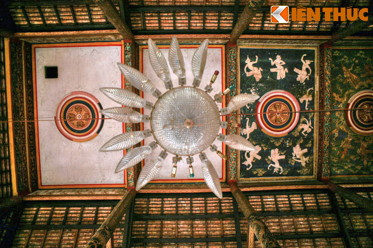 Trần chính điện được trang trí các bức tranh sơn dầu vẽ hình tiên nữ đang múa trên bầu trời rất sinh động.