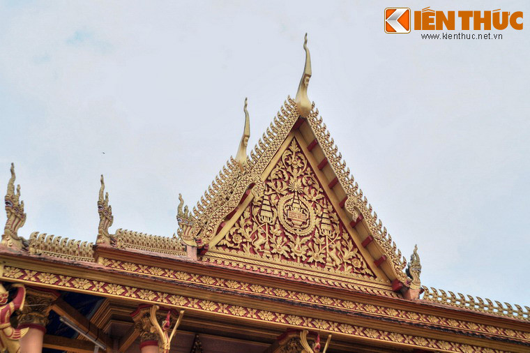 Bộ mái chùa được xây theo ba nếp. Nếp giữa lớn hơn nếp phụ ở hai bên và không có tháp nóc chùa. Mái có các chỏm nhọn, độ dốc cao, có gắn các phù điêu chim thú trong sự tích Phật giáo.