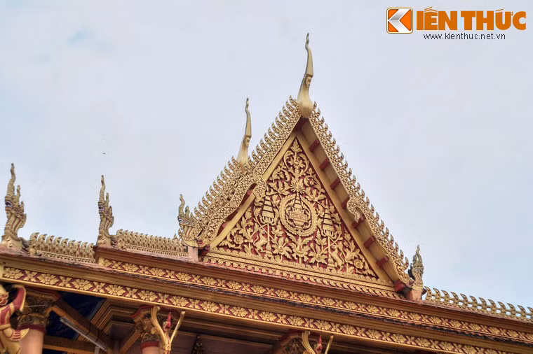 Bộ mái chùa được xây theo ba nếp. Nếp giữa lớn hơn nếp phụ ở hai bên và không có tháp nóc chùa. Mái có các chỏm nhọn, độ dốc cao, có gắn các phù điêu chim thú trong sự tích Phật giáo.