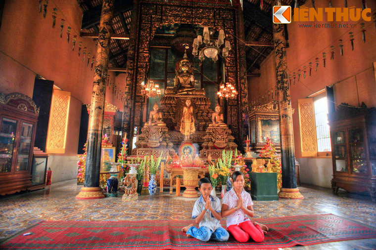 Chùa có khoảng 45 tượng Phật Thích Ca làm từ nhiều chất liệu như xi măng, gỗ, đồng, đá trắng, đất nung… hầu hết được chạm trổ, sơn son thiếp vàng. Trung tâm là tượng Phật thích ca ngồi thiền định trên bệ tượng cao, được trang trí nhiều tầng hoa văn hình cánh sen và lửa.