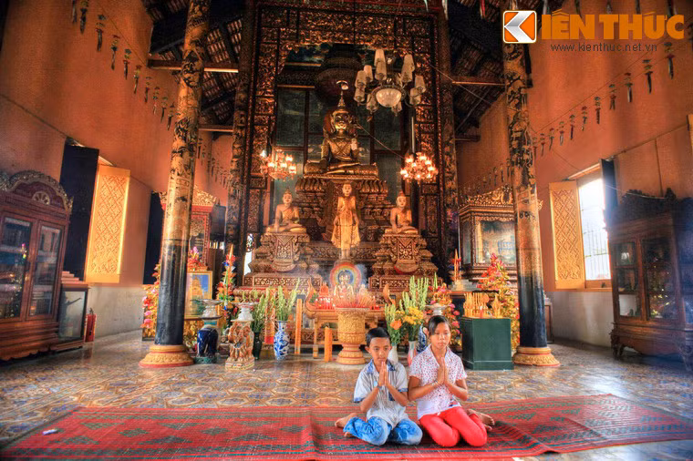 Chùa có khoảng 45 tượng Phật Thích Ca làm từ nhiều chất liệu như xi măng, gỗ, đồng, đá trắng, đất nung… hầu hết được chạm trổ, sơn son thiếp vàng. Trung tâm là tượng Phật thích ca ngồi thiền định trên bệ tượng cao, được trang trí nhiều tầng hoa văn hình cánh sen và lửa.