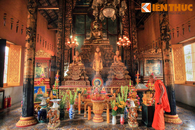 Phong cách kiến trúc - điêu khắc của chùa Kh’Leang không chỉ thuần Khmer mà còn thể hiện sự giao thoa với văn hóa Hoa – Việt, thể hiện bằng các dòng Hán tự được khắc trên thân các cây cột và bao lam mang phong cách, họa tiết Việt.