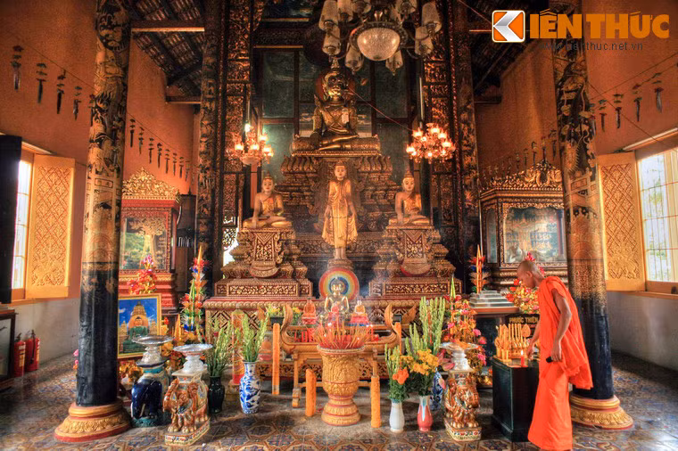 Phong cách kiến trúc - điêu khắc của chùa Kh’Leang không chỉ thuần Khmer mà còn thể hiện sự giao thoa với văn hóa Hoa – Việt, thể hiện bằng các dòng Hán tự được khắc trên thân các cây cột và bao lam mang phong cách, họa tiết Việt.