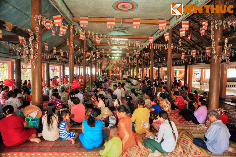 Trong khuôn viên chùa Kh’Leang còn có các kiến trúc phụ khác như Sa-la (nhà hội họp), nhà ở của sư trụ trì (cũng là nơi lưu trữ kinh kệ, tài liệu), nhà ở của các vị sư (am), nhà khách, và một ngôi trường dạy tiếng Khmer bậc trung cấp.