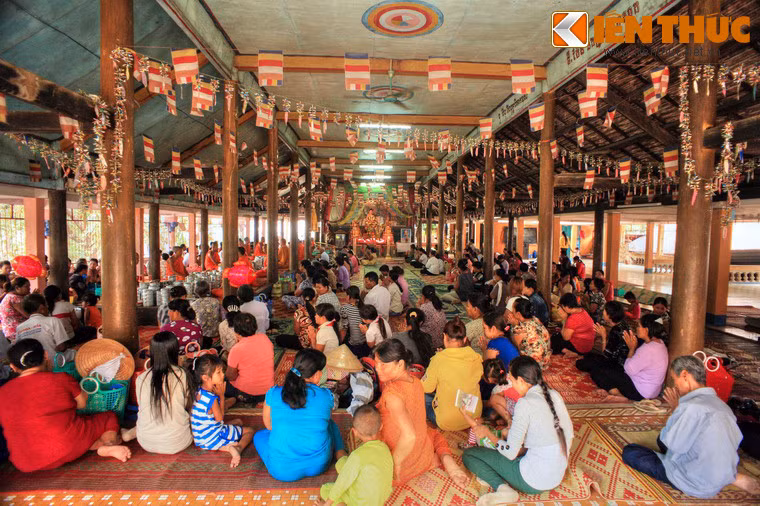 Trong khuôn viên chùa Kh’Leang còn có các kiến trúc phụ khác như Sa-la (nhà hội họp), nhà ở của sư trụ trì (cũng là nơi lưu trữ kinh kệ, tài liệu), nhà ở của các vị sư (am), nhà khách, và một ngôi trường dạy tiếng Khmer bậc trung cấp.