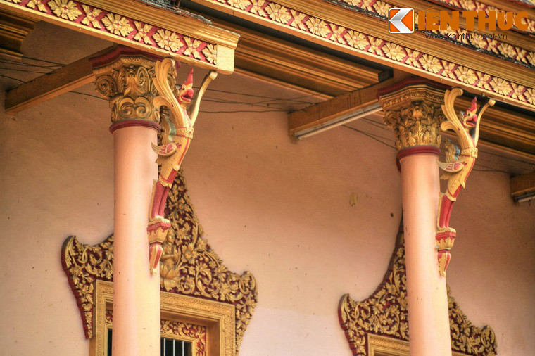 Hình tượng thần Krud hay chim thần Garuda đỡ mái chính điện. Đây là loại chim thần có mình người; đầu, chân và hai cánh của chim, mỏ ngậm một viên hồng ngọc, có xuất xứ từ văn hóa Ấn Độ.