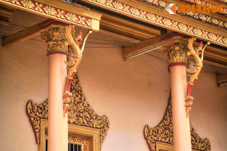 Hình tượng thần Krud hay chim thần Garuda đỡ mái chính điện. Đây là loại chim thần có mình người; đầu, chân và hai cánh của chim, mỏ ngậm một viên hồng ngọc, có xuất xứ từ văn hóa Ấn Độ.