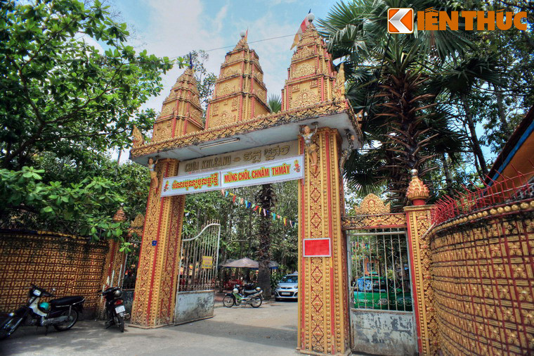 Ngày nay, chùa Kh’Leang có khuôn viên rộng 3.825m2, được bao bọc bằng hàng rào, cổng ra vào được trang trí bằng ba ngọn tháp với những hoa văn cổ truyền Khmer.