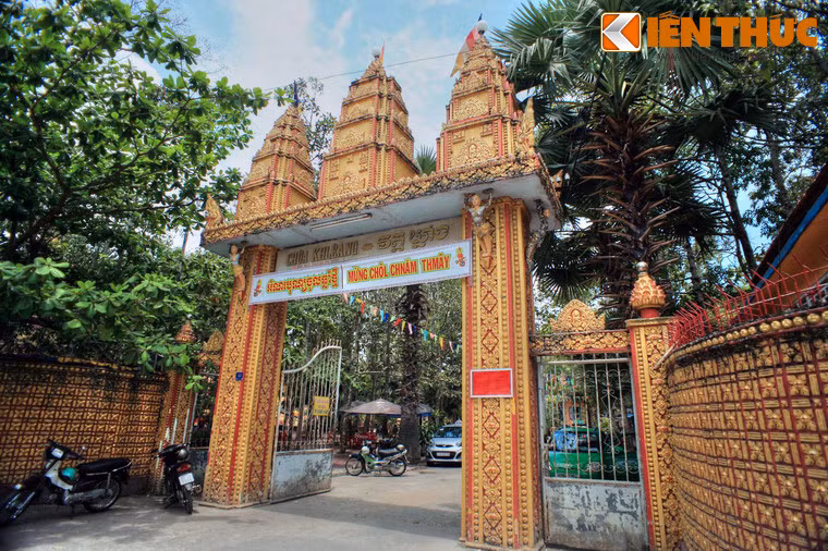 Ngày nay, chùa Kh’Leang có khuôn viên rộng 3.825m2, được bao bọc bằng hàng rào, cổng ra vào được trang trí bằng ba ngọn tháp với những hoa văn cổ truyền Khmer.