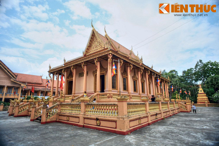 Tòa chính điện được chia làm ba bậc nền, mỗi bậc cao khoảng 1 mét có hàng rào bao xung quanh, tạo thành các sân nội bộ, là nơi sinh hoạt của các tín đồ vào những dịp lễ. Bậc ba là mặt bằng của điện thờ.