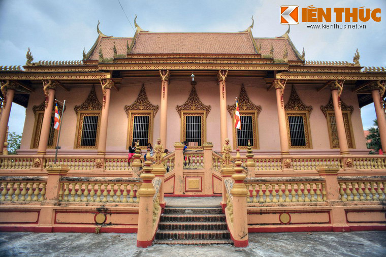 Theo các thư tịch, chùa được xây dựng từ năm 1533, lúc đầu chỉ là ngôi chùa lợp lá, sau nhiều lần trùng tu được xây cất bằng gạch ngói. Kiến trúc hiện nay có từ đợt trùng tu lớn cuối thập niên 1910.