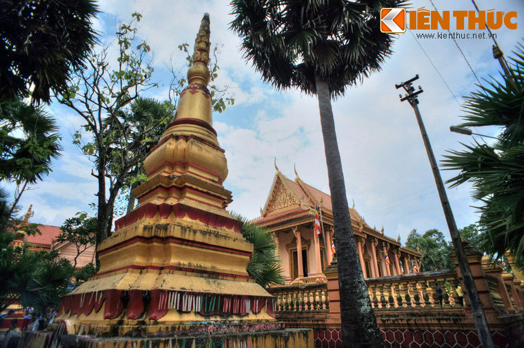 Phía trước chính điện là hai tòa tháp chứa di cốt của các vị trụ trì.