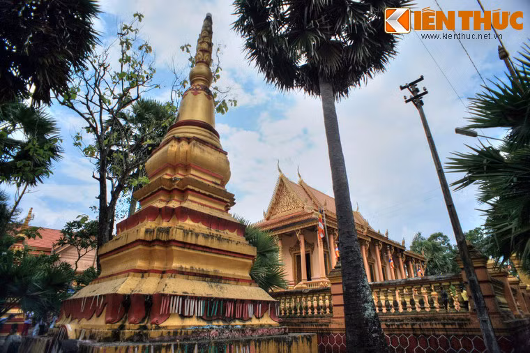 Phía trước chính điện là hai tòa tháp chứa di cốt của các vị trụ trì.