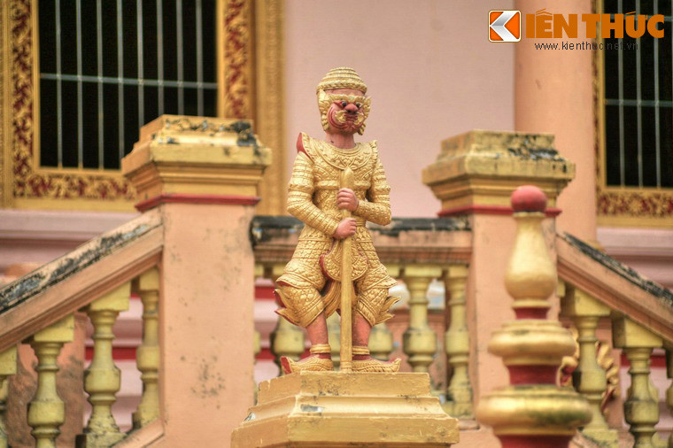 Hai bên bậc thềm ở phía trước chánh điện có tượng Yeak (Chằn), linh vật bảo vệ ngôi chùa. Trong truyện cổ Khmer, Yeak là nhân vật có dáng vẻ hung dữ, tượng trưng cho cái Ác nhưng đã được đức Phật cải hóa.