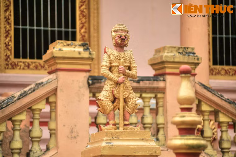 Hai bên bậc thềm ở phía trước chánh điện có tượng Yeak (Chằn), linh vật bảo vệ ngôi chùa. Trong truyện cổ Khmer, Yeak là nhân vật có dáng vẻ hung dữ, tượng trưng cho cái Ác nhưng đã được đức Phật cải hóa.