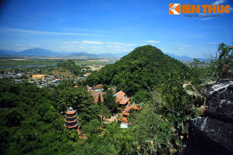 Trong năm ngọn, Thuỷ Sơn là ngọn núi lớn nhất, đồng thời là trung tâm của danh thắng Ngũ Hành Sơn với nhiều chùa chiền và hang động. Núi cao khoảng 160 mét, có ba đỉnh nằm ở ba tầng giống như ba ngôi sao Tam Thai ở đuôi chòm sao Đại Hùng, nên còn có tên gọi là núi Tam Thai.