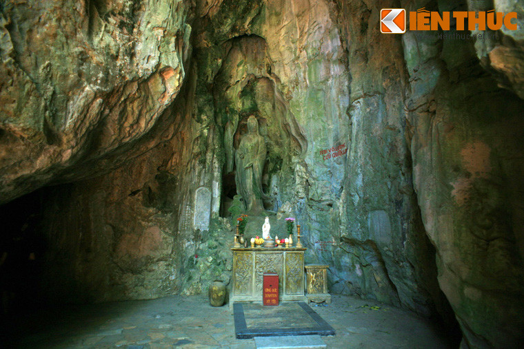 Bên ngoài động Huyền Không là động Hoa Nghiêm, nơi có tấm bia Phổ Đà Sơn Linh Trung Phật, một cổ vật quý hiếm của Việt Nam.