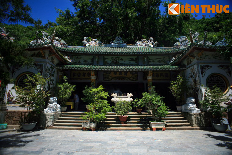 Một ngôi chùa nổi tiếng khác nằm trên núi Thủy Sơn là chùa Linh Ứng, được xây vào đời vua Gia Long với tên gọi ban đầu là Ứng Chân. Trong hai thế kỷ tồn tại, chùa Linh Ứng đã được trùng tu nhiều lần. Các lần trùng tu gần đây là vào năm 1993 và 1997.