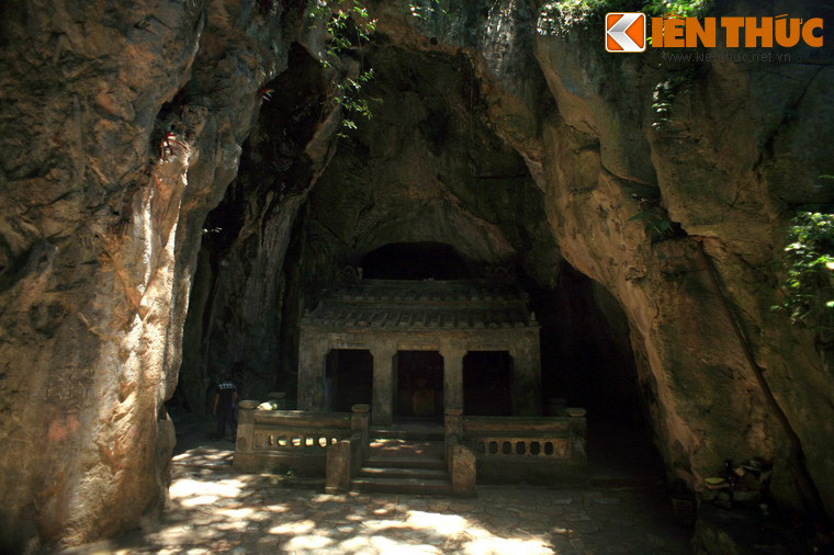 Một hang động độc đáo khác trên núi Thủy Sơn là động Tàng Chơn, nằm sau chùa Linh Ứng. Động chia làm nhiều hang như hang Giò, hang Ráy, hang Bàn Cờ, hang Chiêm Thành...