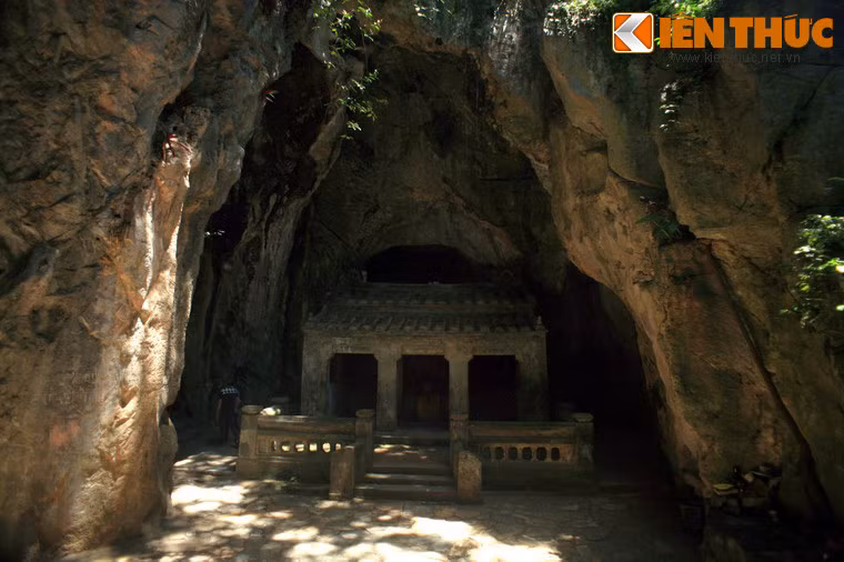 Một hang động độc đáo khác trên núi Thủy Sơn là động Tàng Chơn, nằm sau chùa Linh Ứng. Động chia làm nhiều hang như hang Giò, hang Ráy, hang Bàn Cờ, hang Chiêm Thành...