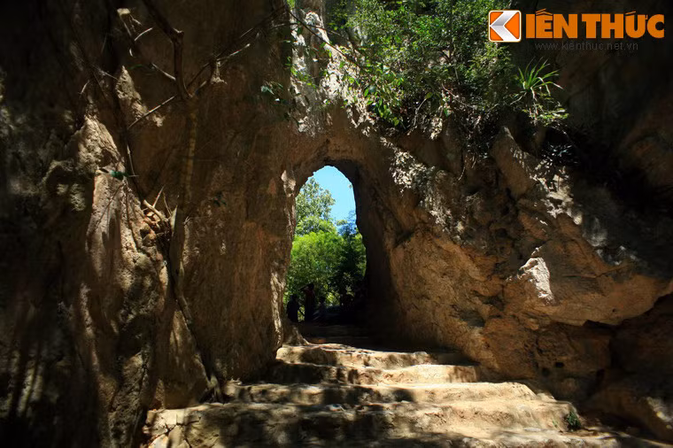 Trên núi Thủy Sơn còn có một sự sắp đặt rất kỳ lạ của tạo hóa với cổng trời nằm ở hai phía Đông – Tây, nằm trên con đường liên hoàn nối giữa hai ngôi chùa Tam Thai và Linh Ứng.