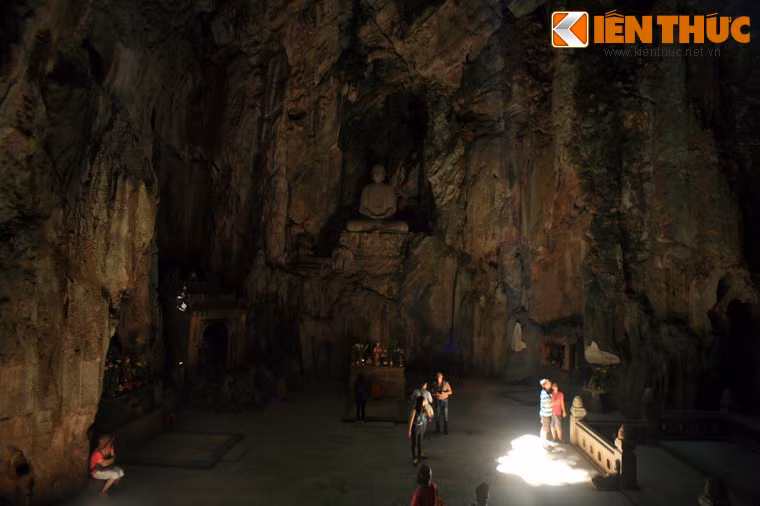 Trong các hang động trên núi Thủy Sơn động Huyền Không được coi là hang động đẹp nhất Đà Nẵng. Về tổng thể, động có hình dáng của một quả chuông lớn úp trên nền gạch bằng phẳng, rộng rãi. Chính giữa động có tượng Phật Thích ca trên một phiến đá ở độ cao 3 mét.