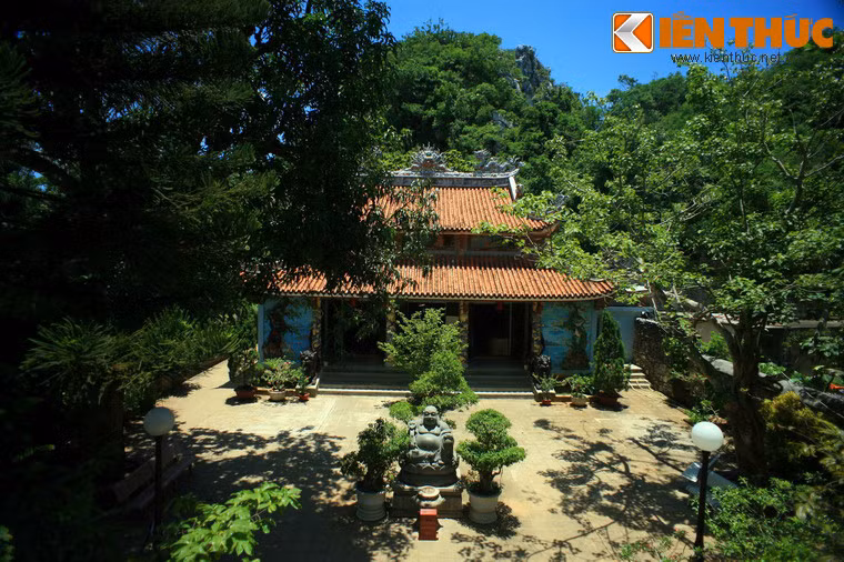 Ngôi chùa nổi bật trên ngọn Thủy Sơn là chùa Tam Thai, được xem là chùa cổ nhất của Đà Nẵng. Tương truyền, thiền sư Nguyên Thiều đến từ Trung Hoa đã khai sơn chùa vào nửa sau thế kỷ 17. Chùa đã được trùng tu nhiều lần.