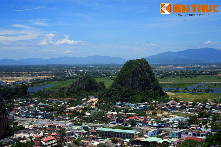 Đây là một quần thể gồm năm ngọn núi đá vôi nhô lên ven biển trên một diện tích khoảng 2 km2, gồm các núi: Kim Sơn, Mộc Sơn, Thủy Sơn, Hỏa Sơn và Thổ Sơn.