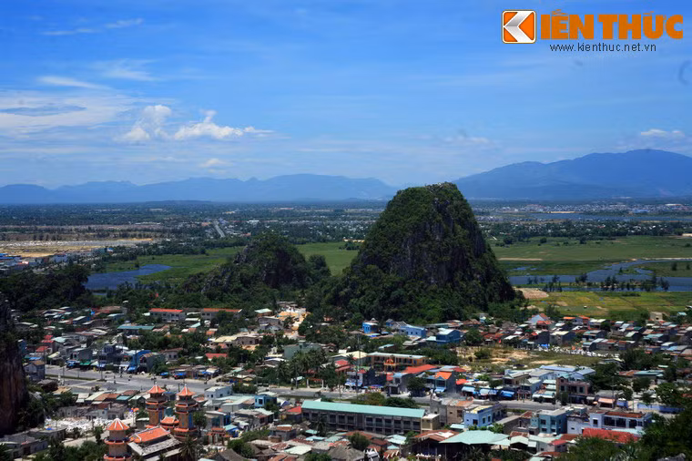 Đây là một quần thể gồm năm ngọn núi đá vôi nhô lên ven biển trên một diện tích khoảng 2 km2, gồm các núi: Kim Sơn, Mộc Sơn, Thủy Sơn, Hỏa Sơn và Thổ Sơn.