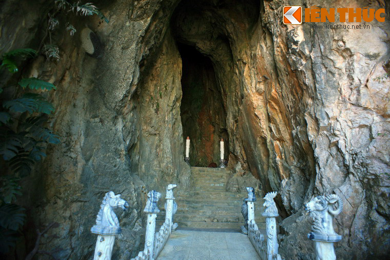 Có lối vào nằm dưới chân núi Thủy Sơn, động Âm Phủ là hang động lớn nhất trong quần thể hang động ở Ngũ Hành Sơn. Cảnh trí trong động được bài trí theo thế giới quan Phật giáo kết hợp với tín ngưỡng dân gian về cõi Âm Phủ.