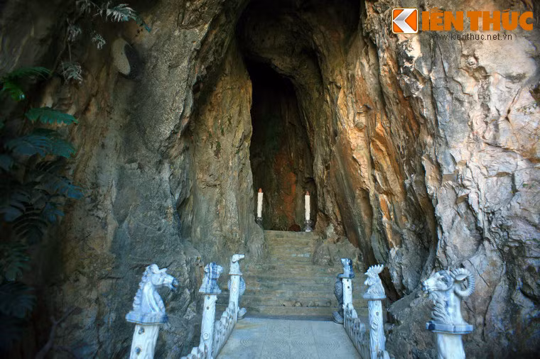 Có lối vào nằm dưới chân núi Thủy Sơn, động Âm Phủ là hang động lớn nhất trong quần thể hang động ở Ngũ Hành Sơn. Cảnh trí trong động được bài trí theo thế giới quan Phật giáo kết hợp với tín ngưỡng dân gian về cõi Âm Phủ.