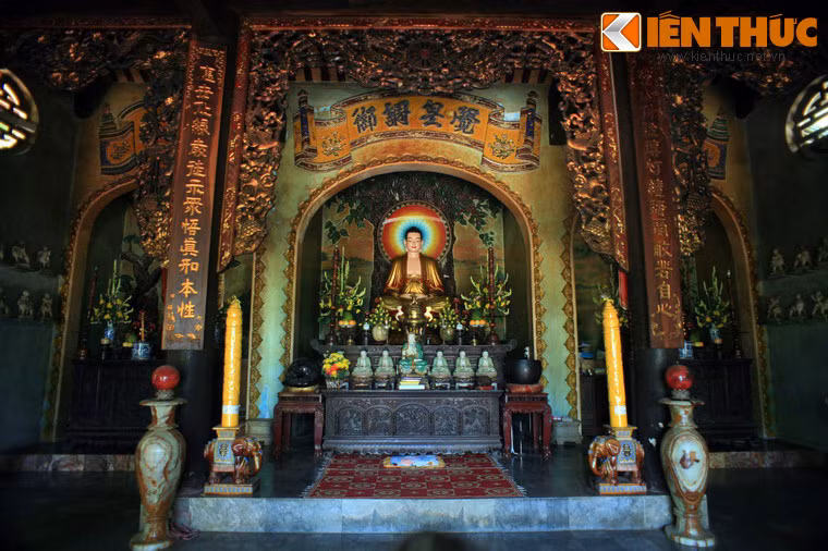 Chùa có chính điện xây kiểu chữ “Nhất”, bên phải là nhà tổ, giảng đường, nhà khách, nhà thiền và nhà trù. Chính điện được bài trí tôn nghiêm, gian giữa thờ đức Phật Thích Ca. Gian hai bên thờ Bồ tát Quan Âm và Bồ tát Địa Tạng.