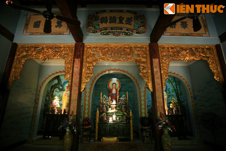 Công trình kiến trúc hiện nay của chùa bao gồm nhiều hạng mục như: tam quan, sân chùa, hành cung, chính điện... Chính điện của chùa Tam Thai thờ Di Đà Tam Tôn, gian giữa tôn trí tượng đức Phật A Di Đà, gian hai bên thờ Bồ tát Quan Thế Âm và Bồ tát Đại Thế Chí.