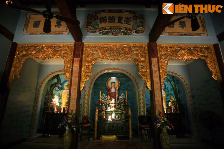 Công trình kiến trúc hiện nay của chùa bao gồm nhiều hạng mục như: tam quan, sân chùa, hành cung, chính điện... Chính điện của chùa Tam Thai thờ Di Đà Tam Tôn, gian giữa tôn trí tượng đức Phật A Di Đà, gian hai bên thờ Bồ tát Quan Thế Âm và Bồ tát Đại Thế Chí.