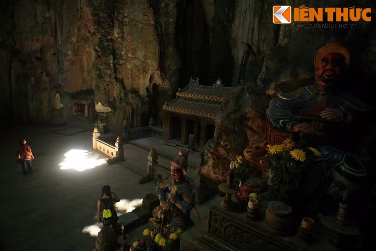 Bên phải động Huyền Không có Trang Nghiêm Tự, một công trình cổ kính gồm có ba gian, gian giữa thờ Phật Bà Quan âm, gian bên trái thờ ba vị quan Thánh, gian bên phải thờ Ông Tơ Bà Nguyệt.