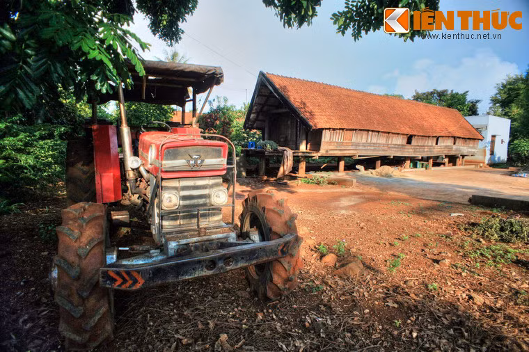 Ngược dòng lịch sử, buôn làng này tọa lạc tại vùng đất bắt nguồn của sáu con suối, trong đó có Ea Nuôl, con suối lớn nhất ở Buôn Ma Thuột. Trong tiếng Ê Đê, Akõ Dhông là "đầu nguồn suối".