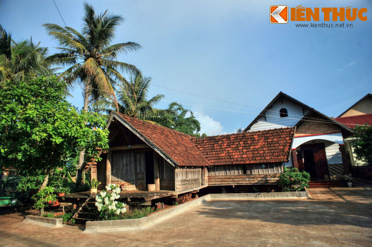 Buôn chính thức được lập năm 1964 với tên gọi đồn điền Saint Benoit – một cơ sở trồng cà phê và truyền đạo cho người Ê Đê do các linh mục Pháp bảo trợ. Theo thời gian, số lượng hộ người Ê Đê ở đây lên đến hàng chục.