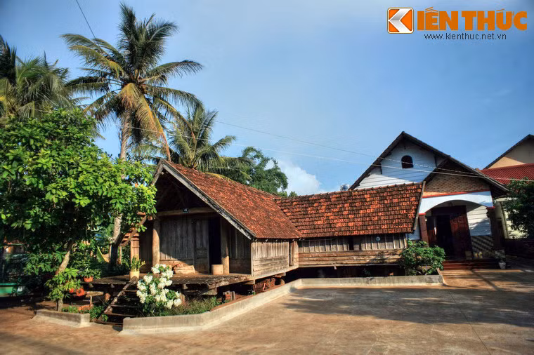 Buôn chính thức được lập năm 1964 với tên gọi đồn điền Saint Benoit – một cơ sở trồng cà phê và truyền đạo cho người Ê Đê do các linh mục Pháp bảo trợ. Theo thời gian, số lượng hộ người Ê Đê ở đây lên đến hàng chục.