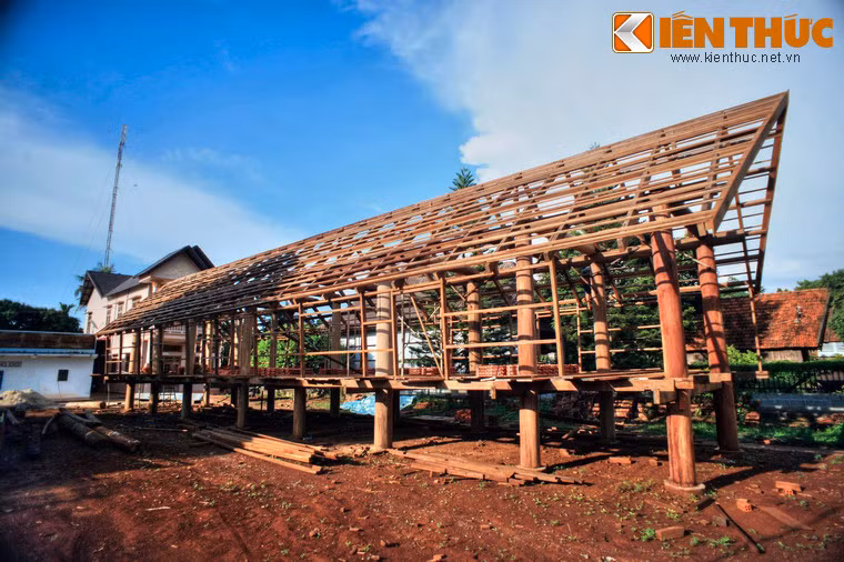 Sau năm 1975, buôn Akõ Dhông được đầu tư đồng bộ về cơ sở vật chất, hạ tầng với ngành nghề mũi nhọn là trồng cà phê. Đến năm 2012, buôn được chọn là một trong những buôn điển hình tại Đắk Lắk để gìn giữ ngôi nhà dài truyền thống.