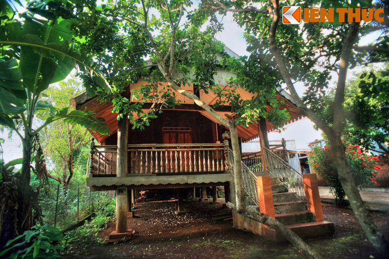 Bố cục nhà được chia làm hai phần: nửa phía trước là không gian sinh hoạt chung, nửa phía sau là bếp nấu ăn và không gian riêng các đôi vợ chồng.