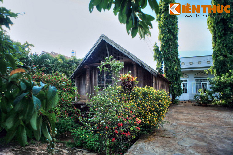 Bao quanh những ngôi nhà dài là sân vườn rộng trồng đủ loại cây trái, vừa mang đến cảm giác gần gũi với thiên nhiên, vừa thể hiện chân thực không gian sống độc đáo của đồng bào dân tộc Ê Đê.