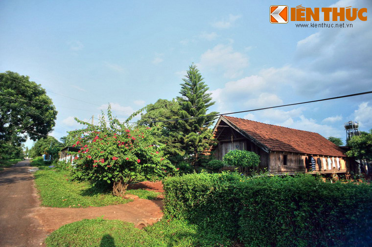 Ngày nay, du khách tới thăm buôn Akõ Dhông sẽ được hòa mình vào một không gian thanh bình, thấm đẫm văn hóa truyền thống của đồng bào Ê Đê với nét đặc trưng là những ngôi nhà dài độc đáo.