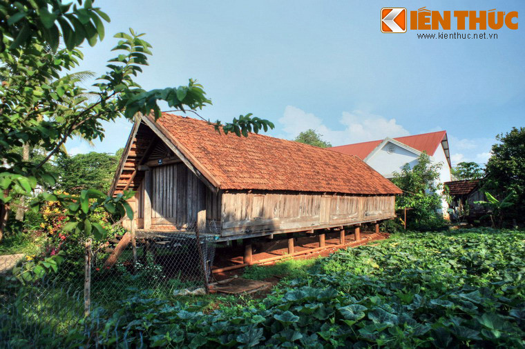 Những ngôi nhà này có hình dáng như một con thuyền, cửa chính mở phía trái nhà, cửa sổ mở ra ở phía hông, bên trong nhà có trần gỗ hình vòm giống mui thuyền.